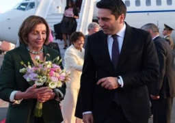 بيلوسي تبحث في أرمينيا العلاقات الثنائية والوضع الإقليمي