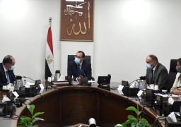 رئيس الوزراء يعقد اجتماعا مع وزيري المالية والصناعة