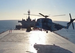 البحرية الأمريكية تعترض سفينة إيرانية احتجزت مسيرتين مائيتين