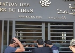 اتفاق يفضي إلى خروج شخصين اقتحما مصرفين في لبنان.. والداخلية تحذر