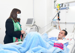 وزيرة الهجرة تزور الشاب أحمد حسين بمستشفى دار الشفاء للاطمئنان على حالته بعد عودته لمصر