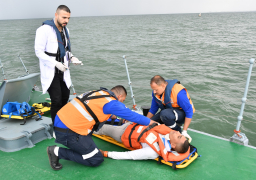 مركز البحث والإنقاذ الرئيسى للقوات المسلحة يُنفذ التجربة (مصر – 8 ) لمحاكاة إنقاذ مركب صيد ينفذ هجرة غير شرعية تعرض للغرق