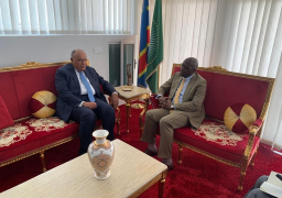 وزير الخارجية يلتقي مع نظيره الكونغولي على هامش الاجتماع الوزاري التحضيري لمؤتمر المناخ في العاصمة كينشاسا