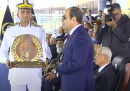 رئيس أكاديمية الشرطة يقدم هدية تذكارية للرئيس السيسي خلال حفل تخريج دفعة جديدة للطلاب