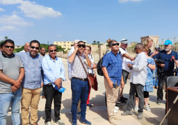 زائري معابد الكرنك يشهدون ظاهرة الكسوف الجزئي للشمس