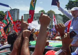 لولا يحافظ على تقدمه باستطلاعات الرأي قبل انتخابات البرازيل