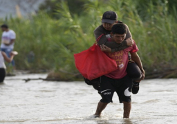 ارتفاع حصيلة ضحايا الانهيارات الطينية شمال فنزويلا إلى 43 قتيلا