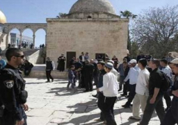 العشرات من المستوطنين اليهود يقتحمون الأقصى واعتقالات بالضفة
