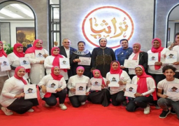 نفين جامع تكرم أصحاب المشروعات من ذوى الهمم المشاركين في معرض تراثنا