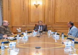 وزير الدولة للإنتاج الحربي يبحث مع “رينو” الفرنسية التعاون في مجال إنتاج الشاحنات