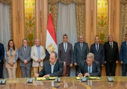 وزير الدولة للإنتاج الحربي يشهد توقيع عقدين مع “بابيريوس مصر”