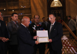 وزير النقل يكرم قائد قطار أكمل رحلته وهو ينزف بعد تعرضه لإصابة فى عينه