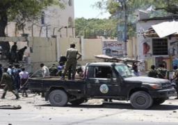 الأمن الصومالي يوشك على فك حصار فندق احتلته حركة الشباب في العاصمة مقديشيو .. وتأكد سقوط 4 قتلى حتى الآن