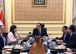 بالصور.. رئيس الوزراء يستعرض مع مدير المركز الوطني لتخطيط استخدامات أراضي الدولة عددا من ملفات العمل