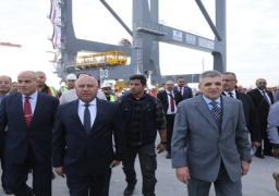 بالصور.. وزير النقل يتفقد تجهيز التشغيل التجريبي لمحطة “تحيا مصر” بميناء الإسكندرية