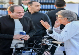 بالفيديو والصور.. الرئيس السيسي يتفقد فعاليات المنطقة الخضراء ويلتقي أعضاء اللجنة المنظمة ويشاركهم في مارثون للدراجات