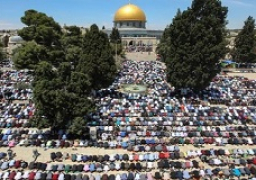 60 ألف فلسطيني يؤدون صلاة الجمعة في باحات المسجد الأقصى
