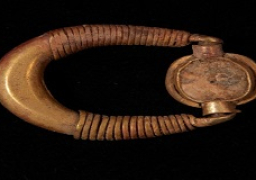 الكشف عن مجموعة من الحلى الذهبي بتل العمارنة بالمنيا