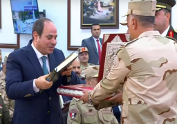 الرئيس السيسي يتسلم هدية تذكارية من رئيس مجلس إدارة شركة النصر للكيماويات الوسيطة