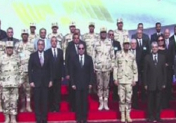 الرئيس السيسي يتوسط صورة تذكارية مع عدد من الوزراء والمُشرفين على تنفيذ محور “أبو ذكري”