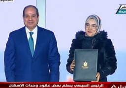 الرئيس السيسي يسلم عقود وحدات اسكان اجتماعي لعدد من المواطنين بالدقهلية