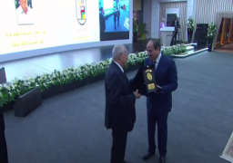 الرئيس السيسي يكرم الاستشاري المشرف على تنفيذ مشروع محور “أبو ذكري”