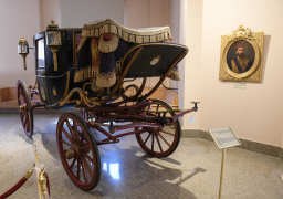 معرض أثري مؤقت بعنوان ” جواهر وحروف عربية” بمتحف المركبات الملكية