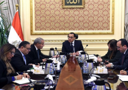 رئيس الوزراء يتابع مع وزير التموين موقف توافر السلع في الأسواق
