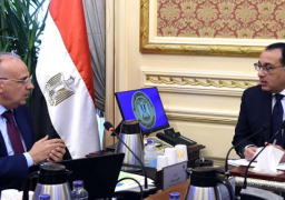 رئيس الوزراء يستعرض مع وزير الري موقف تشغيل الآبار الجوفية باستخدام الطاقة الشمسية