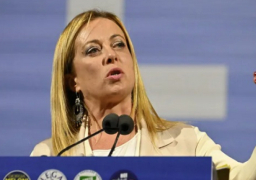 رئيسة الوزراء الإيطالية: الحكومة لن تغير موقفها بشأن المهاجرين