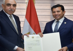 وزير الرياضة يبحث مع سفير العراق التعاون المشترك ويتسلم دعوة حضور “خليجي 25”