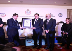 وزير الصحة يتسلم شهادة موسوعة «جينيس» للأرقام القياسية لتوعية 523 طفلًا مصابًا بالسكر