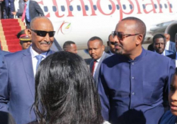 البرهان يستقبل رئيس وزراء إثيوبيا في زيارة رسمية للسودان