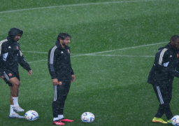 الطقس السيئ يتسبب في إنهاء مران الأهلي الثاني في المغرب مبكرا