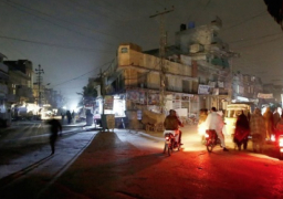 انقطاع الكهرباء في عموم باكستان إثر انهيار شبكتها الوطنية