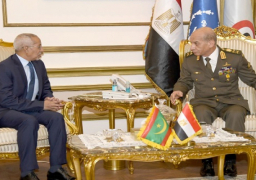 بالصور والفيديو.. وزير الدفاع يبحث مع نظيره الموريتاني سبل التعاون العسكري
