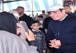 بالصور.. الرئيس السيسي يلتقي عددا من أسر وأهالي الطلبة المستجدين بالأكاديمية العسكرية