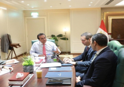 بالصور.. وزير الصحة يبحث مع ممثلي صندوق مصر السيادي فرص الاستثمار