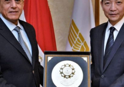 بالصور..وزير الطيران يبحث مع السفير الصينى تعزيز التعاون المشترك فى مجال النقل الجوى