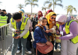 توافد الجماهير على معرض القاهرة للكتاب.. وزحام على بوابات الدخول