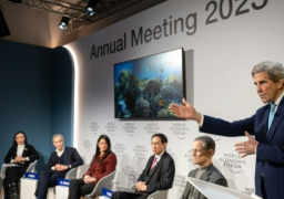 جون كيري من “دافوس”: التحول المناخي يجب أن يضاهي مستوى الثورة الصناعية