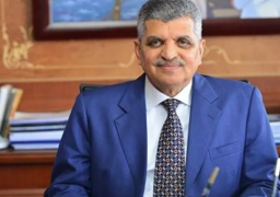 رئيس هيئة قناة السويس: حركة الملاحة منتظمة وتعاملنا باحترافية مع عطل ماكينات السفينة GLORY