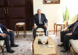 وزير التنمية المحلية يتابع مع محافظ المنوفية توافر السلع الغذائية بأسعار مخفضة للمواطنين