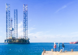 ميناء الطور يستقبل أول حفار بترول لأعمال صيانة دورية