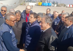 على متن طائرة محملة بمواد طبية .. مدير “الصحة العالمية” يصل إلى مطار حلب