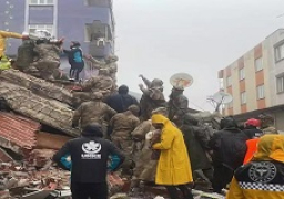 بريطانيا تعزز المساعدات لدعم جهود البحث والإنقاذ بتركيا وسوريا