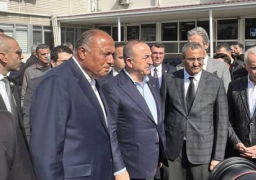 بالصور .. شكري ونظيره التركي يتسلمان شحنة المساعدات المصرية السادسة بميناء مرسين