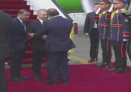 بالفيديو .. الرئيس السيسى يستقبل رئيس أوزبكستان لدى وصوله القاهرة