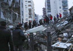 تركيا ترفع الإنذار للمستوى الرابع وتطلب المساعدة الدولية لرفع آثار الزلزال المدمر