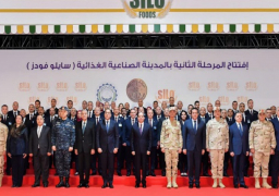 صورة تذكارية للرئيس السيسي مع كبار المسؤولين والعاملين في شركة “سايلو فودز”